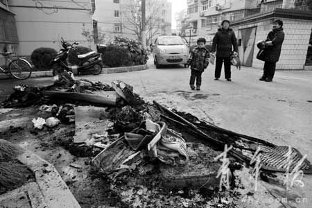 爬高砸窗快递员变“救火哥” 路遇着火民宅,他见义勇为,矫健如猴(组图)