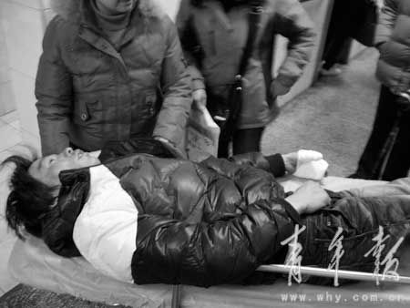 爬高砸窗快递员变“救火哥” 路遇着火民宅,他见义勇为,矫健如猴(组图)