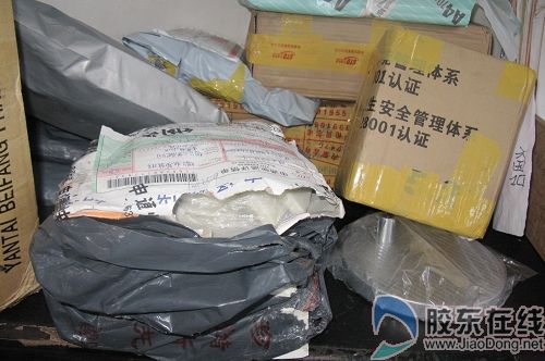 胡乱堆放的快件，破损的包装清晰可见(图片来自17论坛网友发帖)